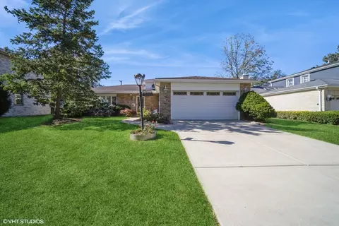 704 N Windsor Dr, Mount Prospect, IL 60056