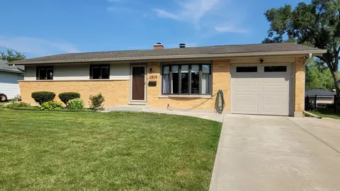 1515 N Fernandez Pl, Arlington Heights, IL 60004