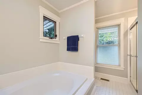 Bath - 1798 Kelley Dr, Hoffman Estates, IL 60192 photo 3 of 5