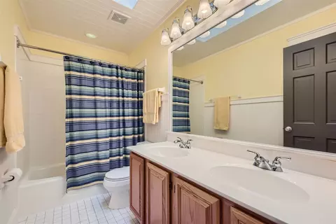 Bath - 1798 Kelley Dr, Hoffman Estates, IL 60192 photo 4 of 5