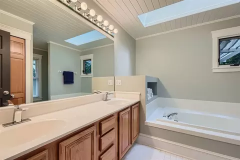 Bath - 1798 Kelley Dr, Hoffman Estates, IL 60192 photo 2 of 5
