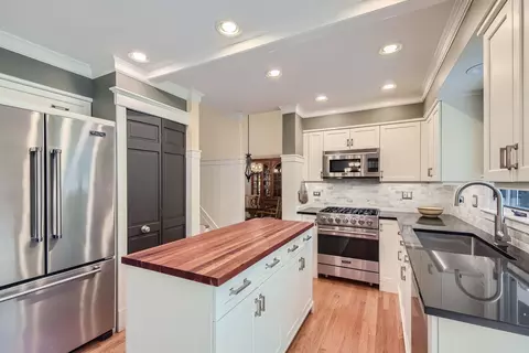 Kitchen - 1798 Kelley Dr, Hoffman Estates, IL 60192 photo 2 of 3