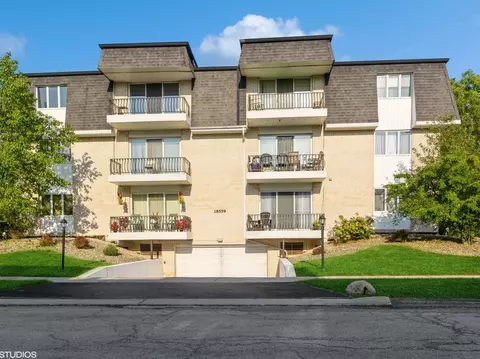 18559 Escanaba Ave #302, Lansing, IL 60438