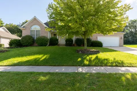 2306 Ridge Creek Dr, Bloomington, IL 61704