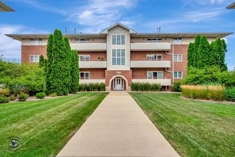 710 W 63rd St #101, Westmont, IL 60559