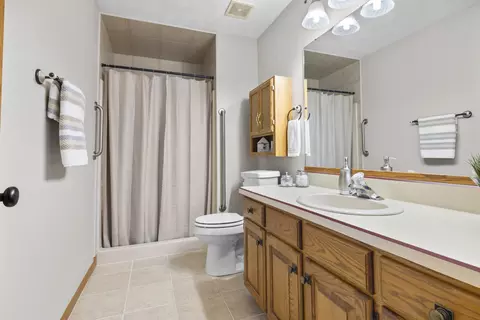 Bath - 5502 Ter Maat Ct, Roscoe, IL 61073 photo 2 of 4