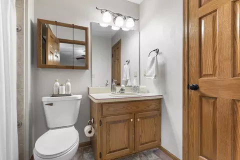 Bath - 5502 Ter Maat Ct, Roscoe, IL 61073 photo 3 of 4