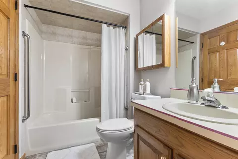Bath - 5502 Ter Maat Ct, Roscoe, IL 61073 photo 4 of 4