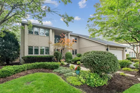 270 Thompson Blvd, Buffalo Grove, IL 60089