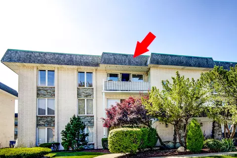 4715 W 106th St #3B, Oak Lawn, IL 60453