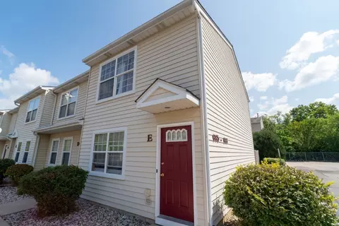 663 W Liberty St #E, Wauconda, IL 60084