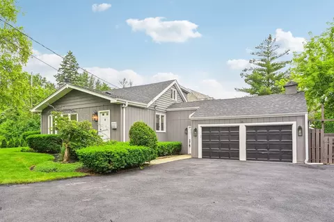 135 S Dymond Rd, Libertyville, IL 60048
