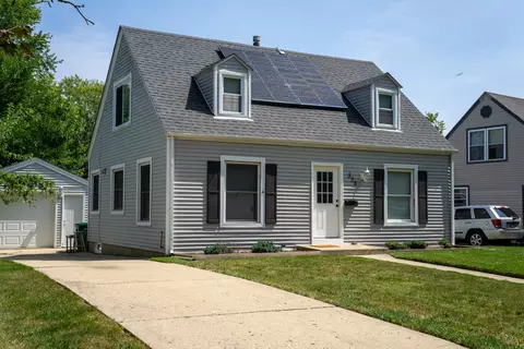Exterior - 525 Sunset Dr, Elgin, IL 60123 photo 2 of 4