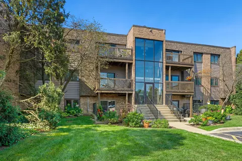 1442 Stonebridge Cir #I1, Wheaton, IL 60189