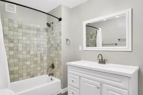 Bath - 1611 E Taylor St E, Bloomington, IL 61701 photo 1 of 2