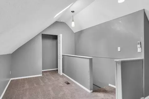 Entry Way - 1611 E Taylor St E, Bloomington, IL 61701 photo 4 of 4