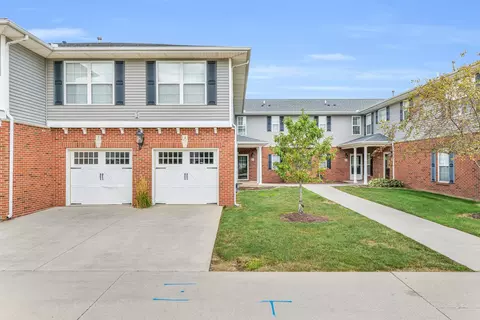104 Essex Ln #5, Savoy, IL 61874