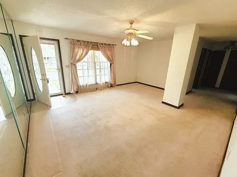 316 Apple St, Dixon, IL 61021 photo 2