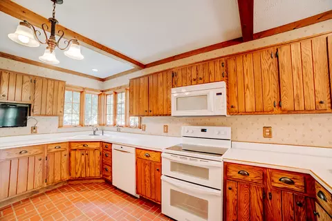 Kitchen - 332 E Cherry St, Watseka, IL 60970 photo 2 of 3