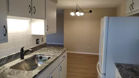 835 Pearson St #410, Des Plaines, IL 60016 photo 4