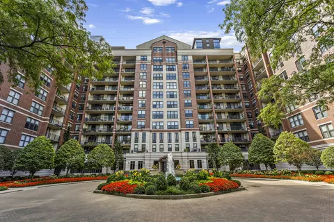 55 W Delaware Pl #1107, Chicago, IL 60610
