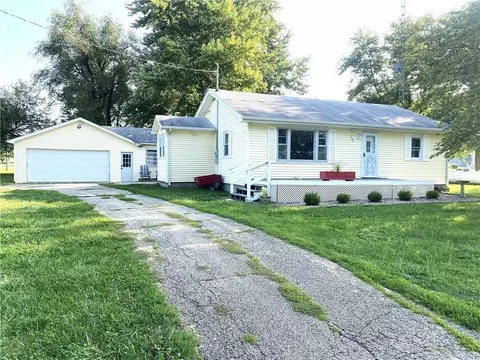 103 E 1st St #E, Oconee, IL 62553