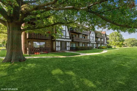 6 Crestview Ln #8, Vernon Hills, IL 60061