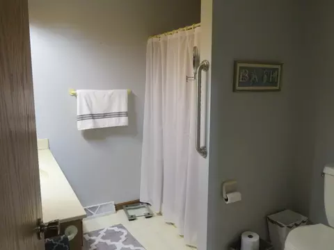 Bath - 2273 Beverly Dr, Morris, IL 60450 photo 2 of 3