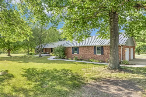 5 Wood Dr, Monticello, IL 61856
