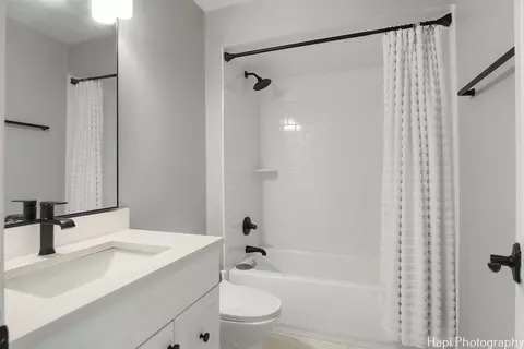 Bath - 1040 Trillium Ln, Bartlett, IL 60103 photo 2 of 3