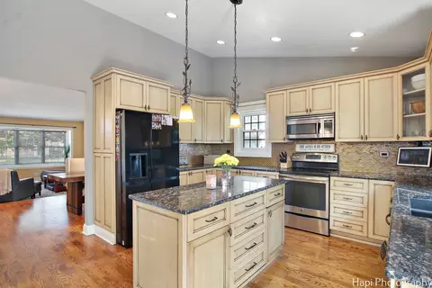 Kitchen - 1040 Trillium Ln, Bartlett, IL 60103 photo 2 of 3