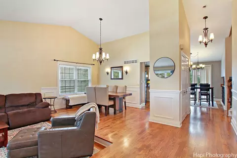 Entry Way - 1040 Trillium Ln, Bartlett, IL 60103 photo 2 of 2