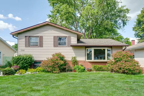 256 N Fairlawn Ave N, Mundelein, IL 60060
