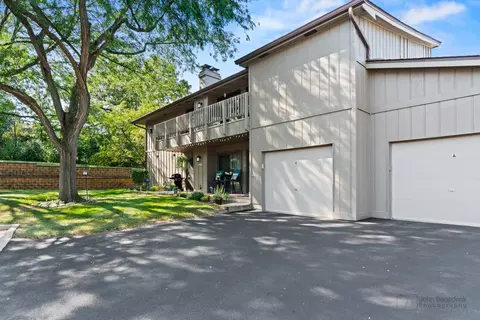2 S424 Emerald Green Dr #E, Warrenville, IL 60555