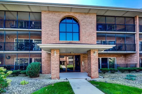 4943 E Circle Dr #304, Crestwood, IL 60445