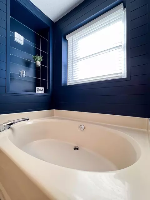 Bath - 506 Beacon Ct, Bloomington, IL 61704 photo 6 of 9
