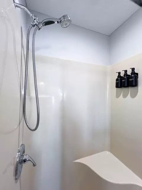 Bath - 506 Beacon Ct, Bloomington, IL 61704 photo 5 of 9