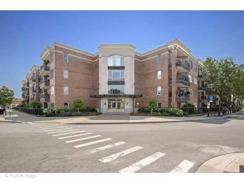 111 N Wheaton Ave #203, Wheaton, IL 60187