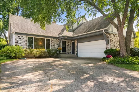 317 Alexandria Dr, Vernon Hills, IL 60061