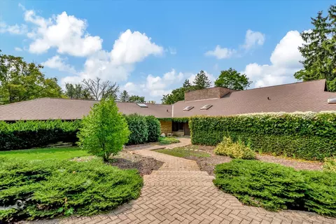 15 W051 87th St, Burr Ridge, IL 60527