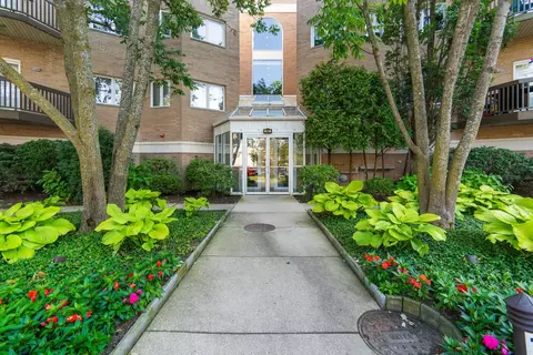 140 Manchester Dr #306, Buffalo Grove, IL 60089