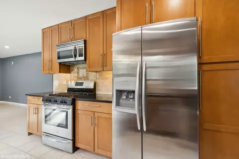 Kitchen - 817 W Appletree Ln, Bartlett, IL 60103 photo 3 of 6