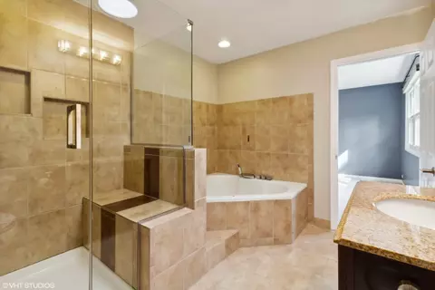 Bath - 817 W Appletree Ln, Bartlett, IL 60103 photo 3 of 4