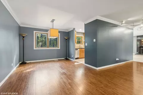 Living - 817 W Appletree Ln, Bartlett, IL 60103 photo 4 of 6