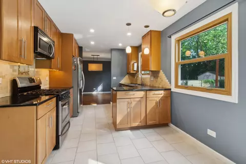 Kitchen - 817 W Appletree Ln, Bartlett, IL 60103 photo 4 of 6