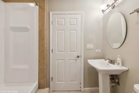 Bath - 817 W Appletree Ln, Bartlett, IL 60103 photo 1 of 4