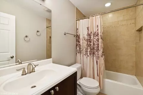 Bath - 817 W Appletree Ln, Bartlett, IL 60103 photo 4 of 4