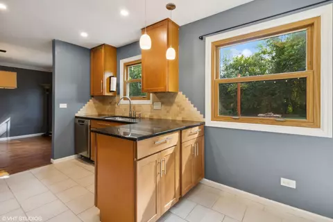 Kitchen - 817 W Appletree Ln, Bartlett, IL 60103 photo 5 of 6