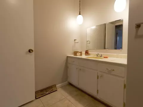 Bath - 401 N Washington St, Dwight, IL 60420 photo 2 of 5