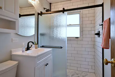 Bath - 4304 Linden Ln, Rolling Meadows, IL 60008 photo 1 of 2
